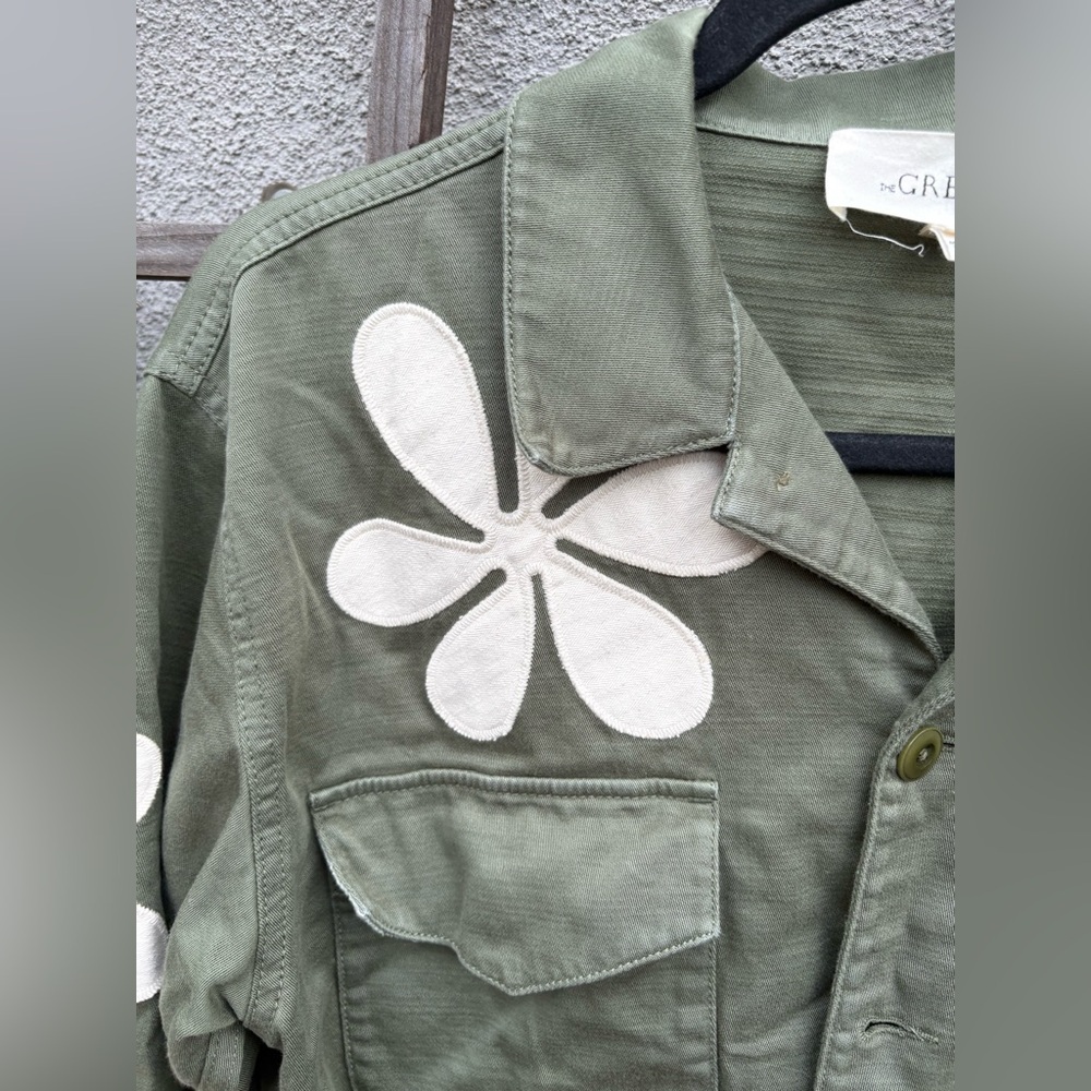 THE GREAT. THE VINTAGE ARMY JACKET W/ DAISY APPLIQUE in CLASSIC ARMY - Picture 7 of 10